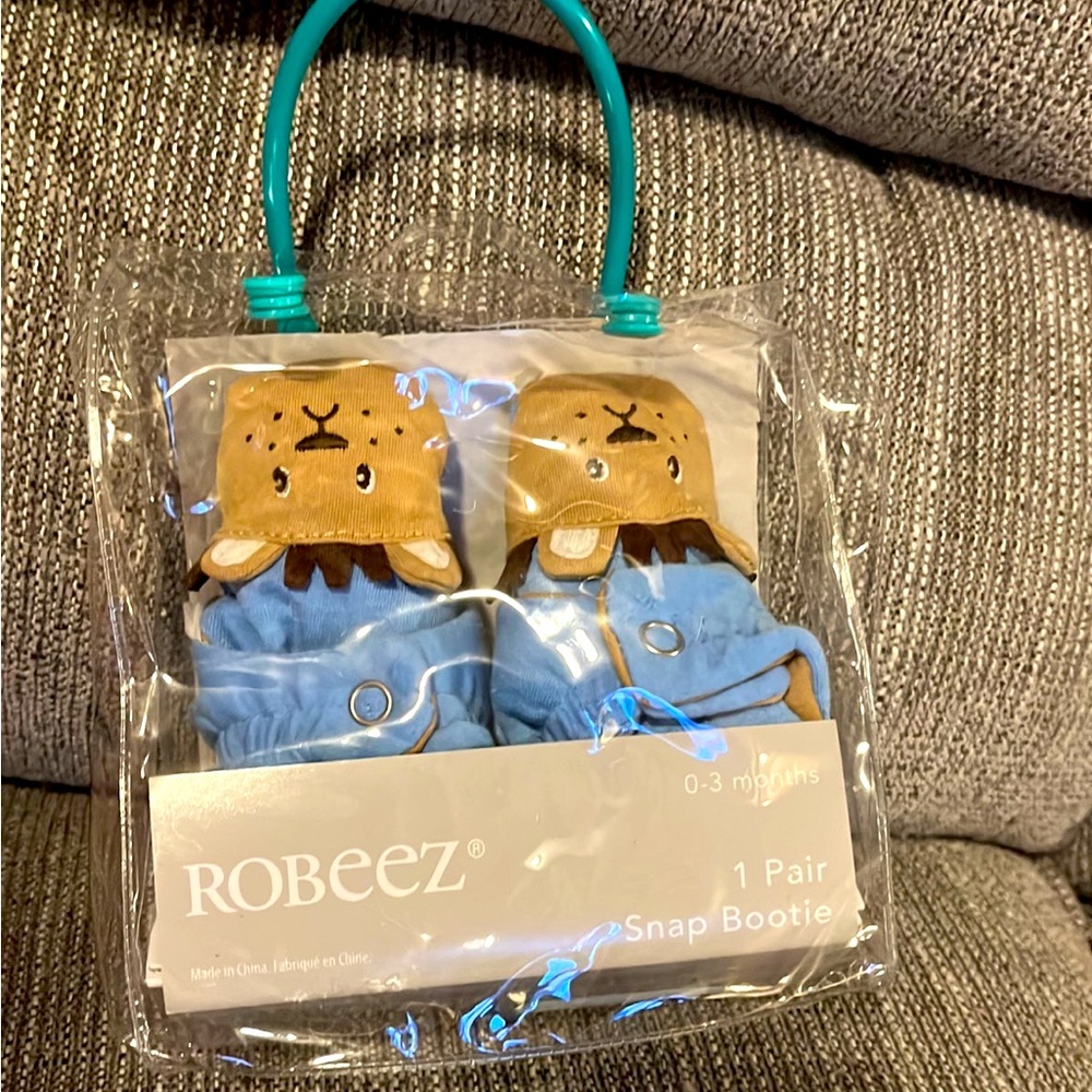 Robeez 0-3m snap booties Lions NWT